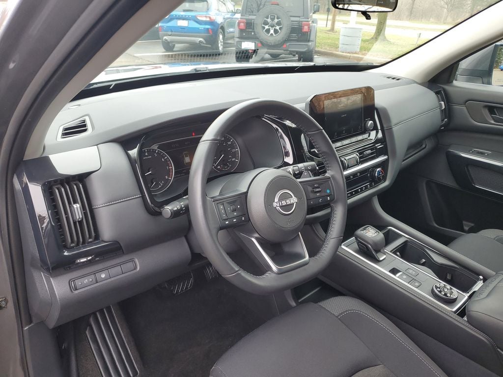 2024 Nissan Pathfinder SV