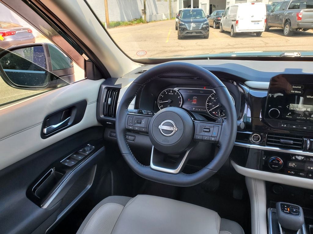 2023 Nissan Pathfinder SL