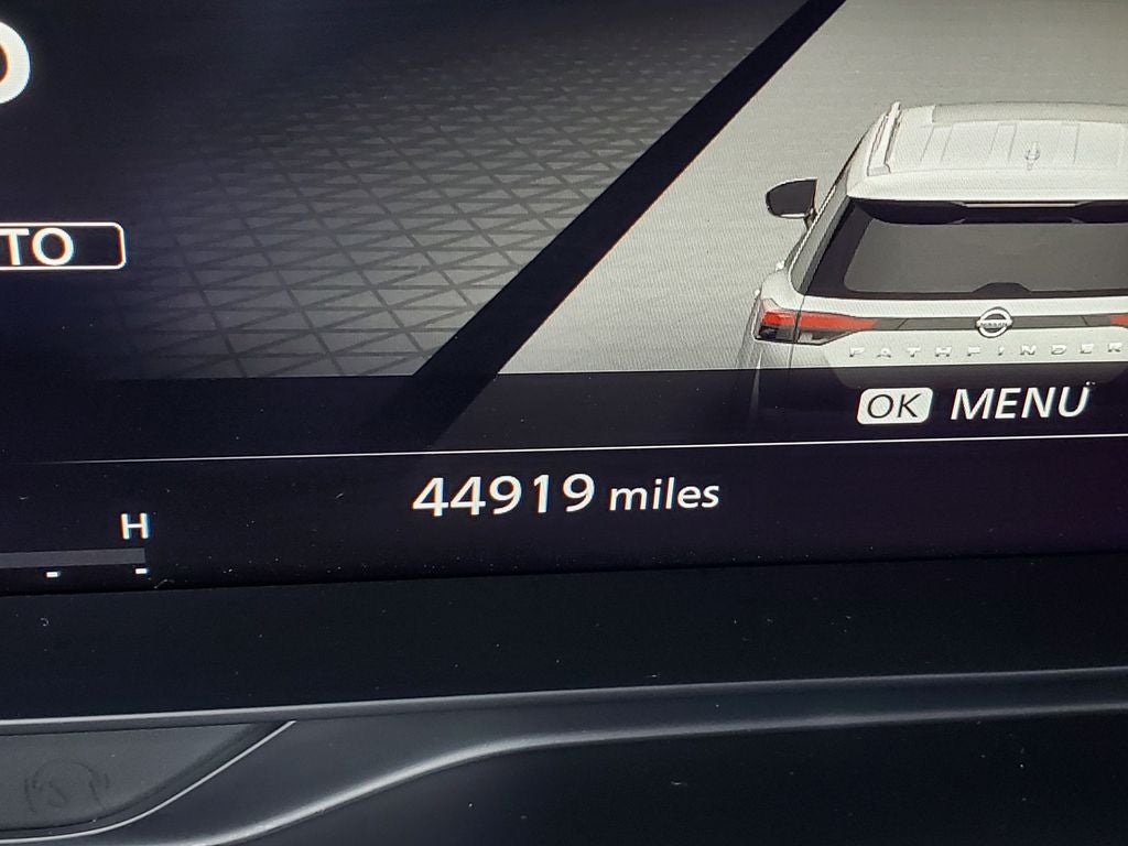 2023 Nissan Pathfinder Platinum w/ CAPTAINS CHAIRS