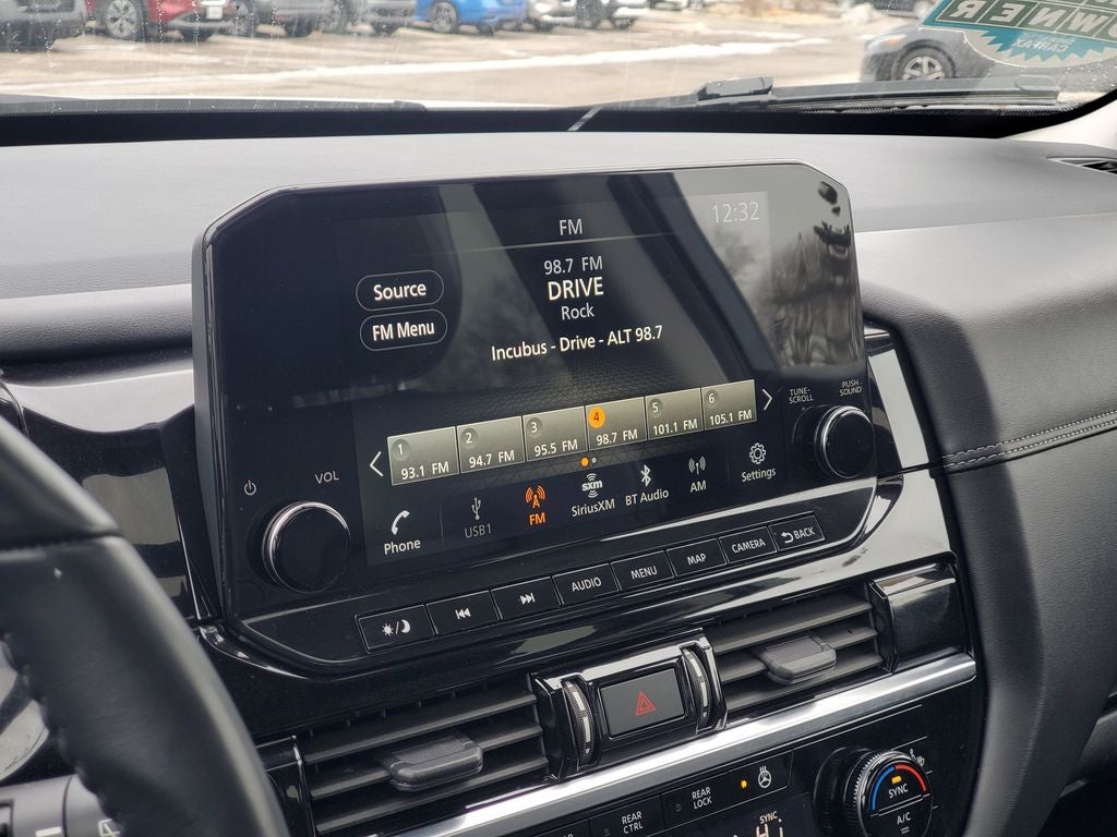 2023 Nissan Pathfinder Platinum w/ CAPTAINS CHAIRS