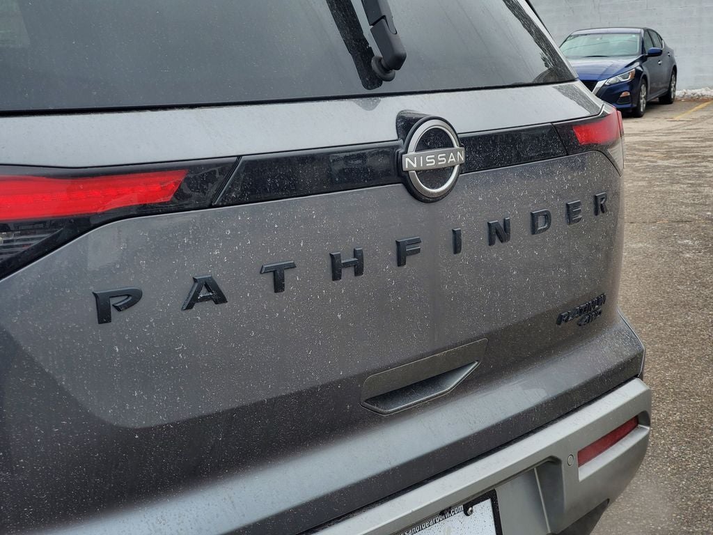 2023 Nissan Pathfinder Platinum w/ CAPTAINS CHAIRS